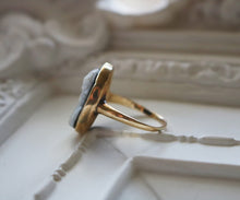 Load image into Gallery viewer, Exquisitely Carved Vintage Agate Hardstone and 14k Gold
