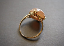 Load image into Gallery viewer, Vintage 18kt Yellow Gold and Agate Ring - Fine Jewelry