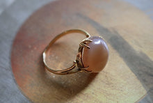 Load image into Gallery viewer, Vintage 18kt Yellow Gold and Agate Ring - Fine Jewelry