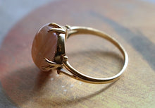 Load image into Gallery viewer, Vintage 18kt Yellow Gold and Agate Ring - Fine Jewelry