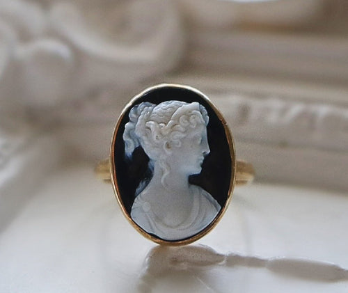 Exquisitely Carved Vintage Agate Hardstone and 14k Gold 